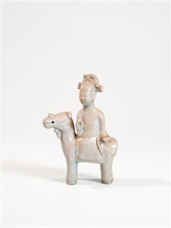  
Figura equestre in porcellana Qingbai. Cina, probabilmente dinastia Song X-XII o successiva  
 Altezza cm 15,5; larghezza cm 11; profondità cm 4