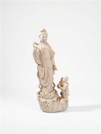  
Figura in porcellana Dehua "blanc de Chine" raffigurante Bodhisattva. China, XX secolo 
 Altezza cm 37; larghezza cm 16; profondità cm 10