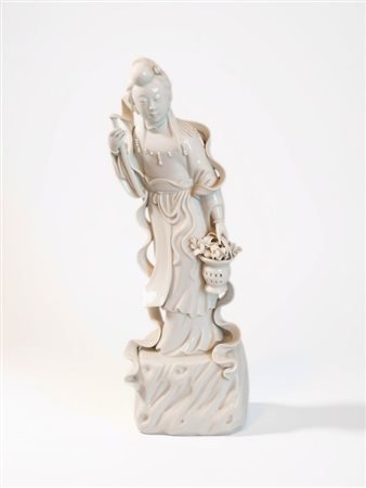  
Statua di Magu offerente "Lunga vita". Cina, dinastia Qing, XIX secolo 
 Altezza cm 25,5; larghezza cm 9; profondità cm 7