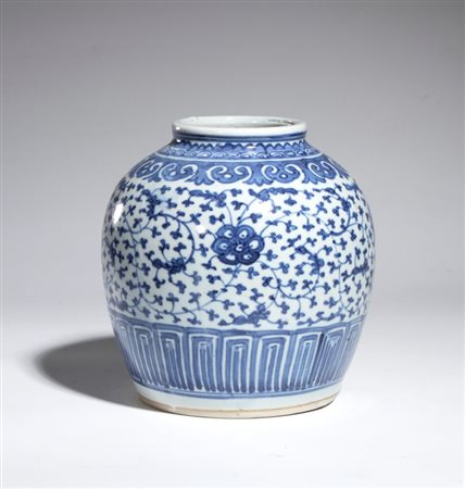  
Vaso in porcellana bianca e blu. Cina, XX secolo 
 Altezza cm 19; diametro cm 18