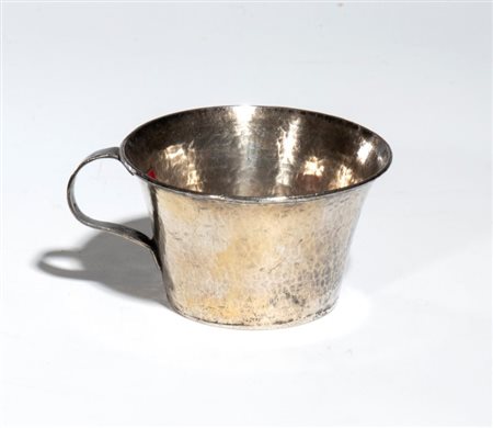  
Tazza in metallo argentato con manico. Tibet, XX secolo 
 Altezza cm 5,5; larghezza cm 11