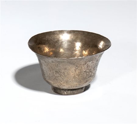  
Ciotola in metallo argentato con incisioni geometriche e motivi decorativi tradizionali della cultura himalayana. Tibet, XX secolo 
 Altezza cm 5,5; diametro cm 9