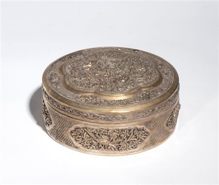  
Portagioie in metallo argentato sbalzato con intricati dettagli ornamentali. India, XVIII-XIX secolo 
 Altezza cm 7; diametro cm 21