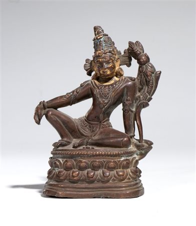  
Figura di bodhisattva seduto su una base a doppio lotto in bronzo. India, XX secolo 
 Altezza cm 14; larghezza cm 10; profondità cm 4,5