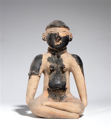  
Figura seduta precolombiana in terracotta con pigmenti di colore nero sul viso e sul busto. Messico, periodo classico 
 Altezza cm 27; larghezza cm 16; profondità cm 16