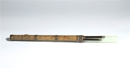  
Astuccio da viaggio con coltello e  bacchette. Tibet, fine XIX-XX secolo 
 Altezza cm 32,5; diametro cm 3