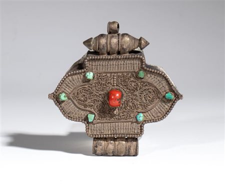  
Porta-amuleto tibetano Gau in rame e argento con inserti in turchese e corallo. Tibet, fine XIX-XX secolo 
 Altezza cm 9,5; larghezza cm 9