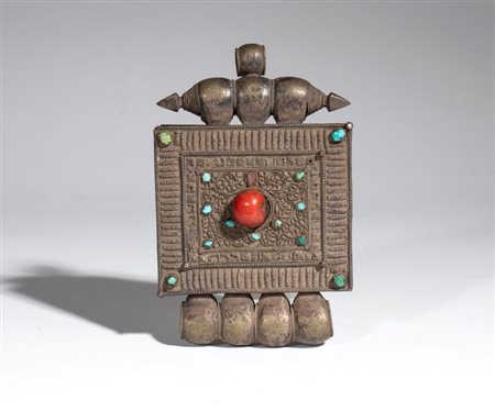  
Porta-amuleto tibetano Gau in rame e argento con inserti in turchese e corallo. Tibet, fine XIX-XX secolo 
 Altezza cm 12; larghezza cm 8