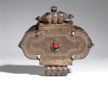  
Porta-amuleto tibetano Gau in rame e argento con inserti in turchese e corallo. Tibet, fine XIX-XX secolo 
 Altezza cm 13; larghezza cm 13 