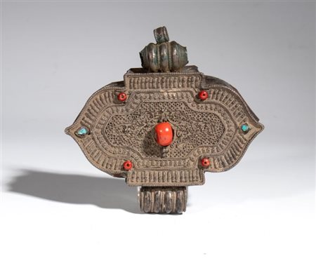  
Porta-amuleto tibetano Gau in rame e argento con inserti in turchese e corallo. Fine XIX-XX secolo,Tibet 
 Altezza cm 10; larghezza cm 9
