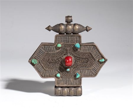  
Porta-amuleto tibetano Gau in rame e argento con inserti in turchese e corallo. Tibet, fine XIX-XX secolo 
 Altezza cm 11; larghezza cm 11