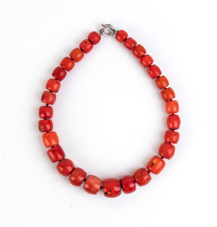  
Collana in corallo vegetale. Tibet, XX secolo 
 Lunghezza cm 45