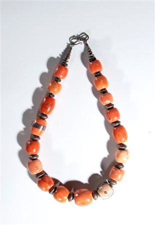  
Bracciale di perle di corallo. Tibet o Nepal, XX secolo 
 