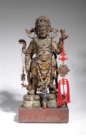 
Figura in bronzo di Weituo Pusa. Cina, Fine dinastia Qing, XIX secolo 
 La sola scultura: Altezza cm 41; larghezza cm 20; profondità cm 13