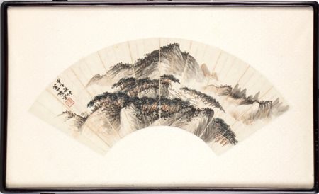  
Ventaglio a forma di arco (扇面, shànmiàn) dipinto con paesaggio montano a inchiostro e colori tradizionali su carta . Cina, XX secolo 
 Altezza cm 40; larghezza cm 65