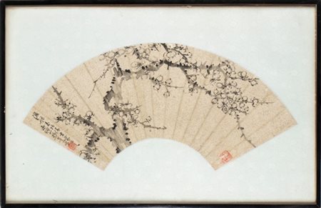  
Ventaglio a forma di arco (扇面, shànmiàn) dipinto con rami di prugno in fiore a inchiostro monocromo su carta. Cina, XX secolo 
 Altezza cm 42; larghezza cm 65