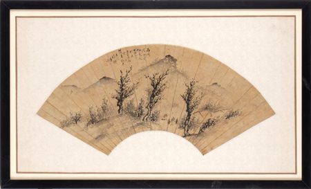  
Ventaglio a forma di arco (shanmian) dipinto a inchiostro su carta raffigurante un paesaggio invernale sullo sfondo di montagne innevate. Cina, XX secolo 
 Altezza cm 40; larghezza cm 65
