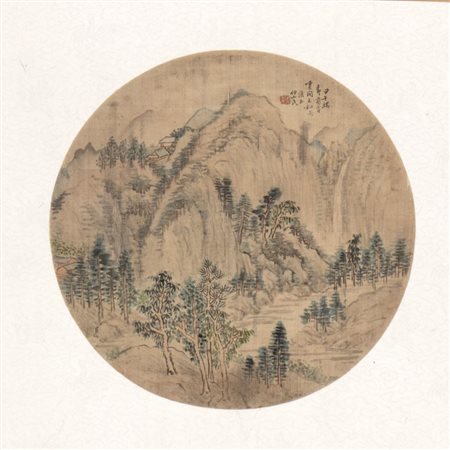  
Ventaglio circolare dipinto a colori e inchiostro su seta con classico paesaggio montano shanshui entro cornice. Cina, fine dinastia Qing; XX secolo 
 Altezza cm 40; larghezza cm 65