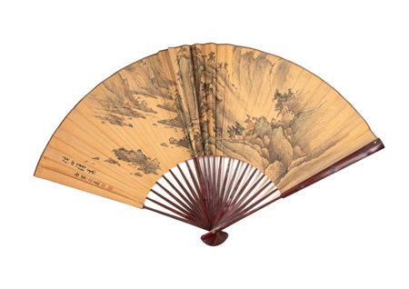  
Ventaglio pieghevole dipinto a inchiostro e colori su carta raffigurante un paesaggio montano Shanshui. Cina, fine dinastia Qing, XX secolo 
 Altezza cm 100; larghezza cm 180