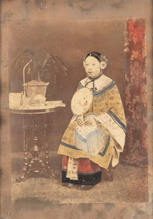  
Fotografia raffigurante una dama di corte. Cina, 1900 circa 
 Altezza cm 33,5; larghezza cm 24