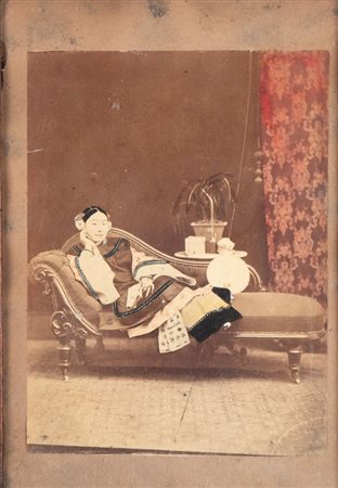  
Fotografia raffigurante una dama di corte. Cina, 1900 circa 
 Altezza cm 33,5; larghezza cm 24