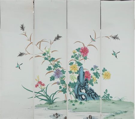  
Grande dipinto composto da quattro pannelli decorati con roccia e fiori. Guache su carta. Cina, Inizio XX 
 Altezza m 2,5 x m 2,5 circa 