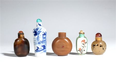  
Gruppo di cinque tabacchiere. Cina, XIX-XX secolo 
 La piu grande altezza cm 9