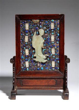  
Piccolo schermo da tavolo con figura centrale di dama in giada. Cina, XX secolo 
 Altezza cm 34; larghezza cm 25