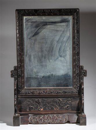  
Specchio da tavolo finemente intagliato con motivi floreali e geometrici. Cina, fine dinastia Qing, XX secolo 
 Altezza cm 77; larghezza cm 52