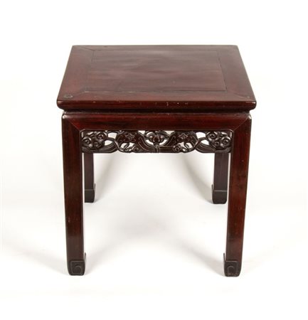  
Sgabello quadrato in legno di palissandro. Cina, fine XIX Inizio XX secolo 
 Altezza cm 52; larghezza cm 50; profondità cm 50