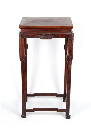  
Tavolo alto xiangji per esporre oggetti preziosi, vasi o bonsai. Cina, inizio XX secolo 
 Altezza cm 85; larghezza cm 44; profondità cm 44