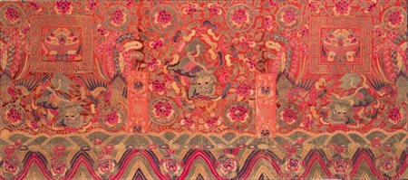  
Tessuto in seta ricamato con simboli di buon augurio. Cina, inizio del XX secolo 
 Altezza cm 113; larghezza cm 250