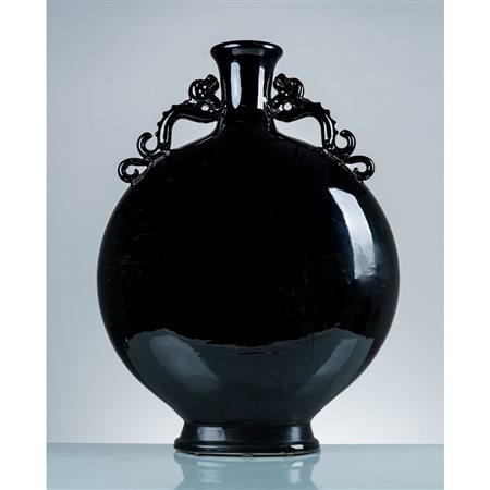 PRODUZIONE ORIENTALE 2000 ca., Vaso ad urna in ceramica