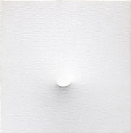 SIMETI Turi, Un ovale bianco
