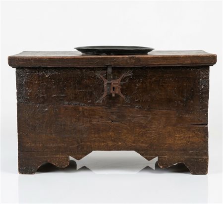 Cassapanca rustica in legno massiccio del XVII secolo con ferramenta in ferro battuto