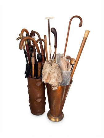 Collezione di dieci bastoni da passeggio, due ombrelli e due portaombrelli decorativi