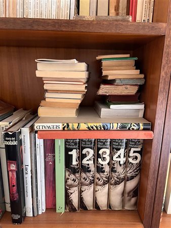 Collezione di libri d'arte e arredamento inclusa l'enciclopedia degli artisti Mondadori in 5 volumi.