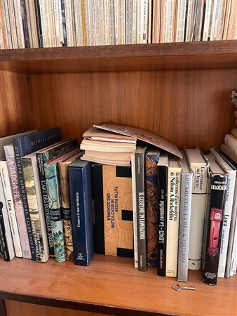 Assortimento di volumi d'arte, storia e letteratura, tra cui Pavese e Lenci.