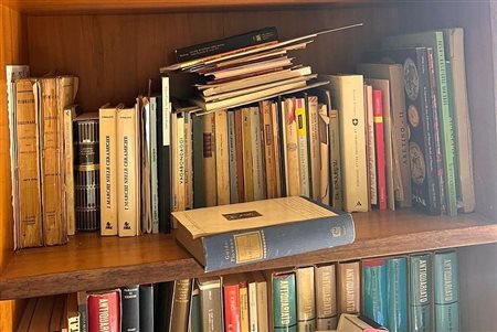 Una raccolta di volumi di saggistica d'arte, antiquariato e letteratura del XX secolo