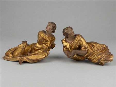 Coppia di figure reclinate in legno intagliato, dorato e policromo, XVIII secolo