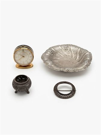 Un assortimento di oggettistica decorativa in metallo e un orologio da viaggio Jaeger