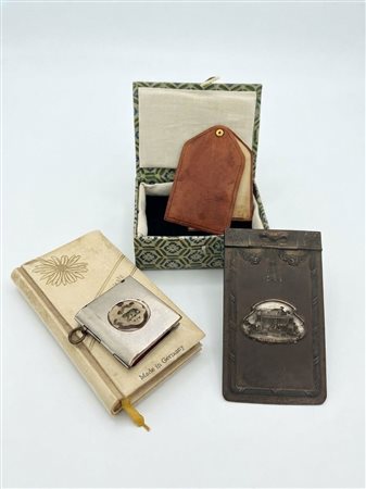 Assortimento di quattro souvenir e oggetti tascabili d'epoca, tra cui taccuino Ricordo di Roma e ciondolo fascista Era XIV