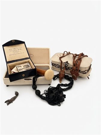 Assortimento di oggetti vintage, scatola da gioielli G. Motta & F.o e collana in grani neri