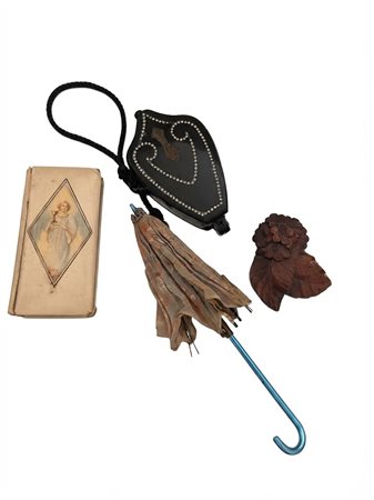 Un assortimento di oggetti da collezione vintage e miniature