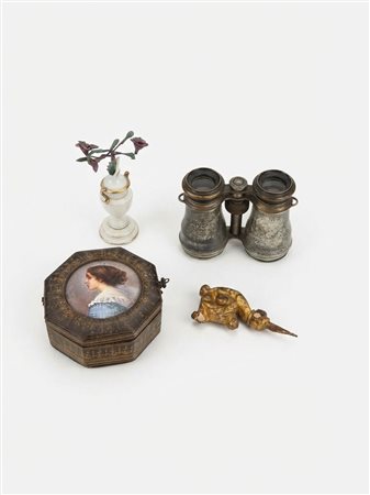 Una collezione di oggetti decorativi comprendente una scatola con ritratto miniatura, binocoli vintage, un vaso in porcellana e un frammento dorato