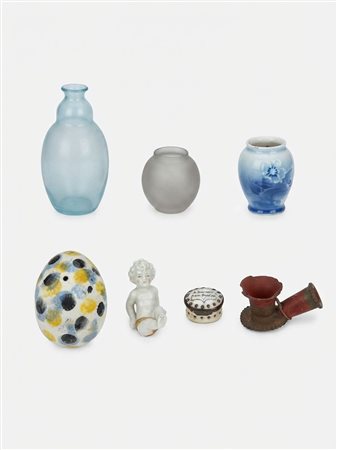Un gruppo di oggetti decorativi in vetro e ceramica