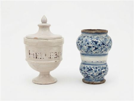 Due vasi da farmacia in maiolica italiana di cui uno con coperchio e iscrizione Helleborus
