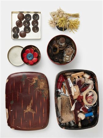 Una Collezione di Merceria d Epoca e Scatole Decorative