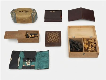 Collezione di cinque unità vintage comprendente set da scacchi scatole decorative e kit da toilette