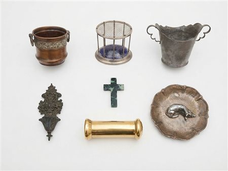 Una collezione di oggetti decorativi in metallo tra cui rame, ottone, peltro e bronzo